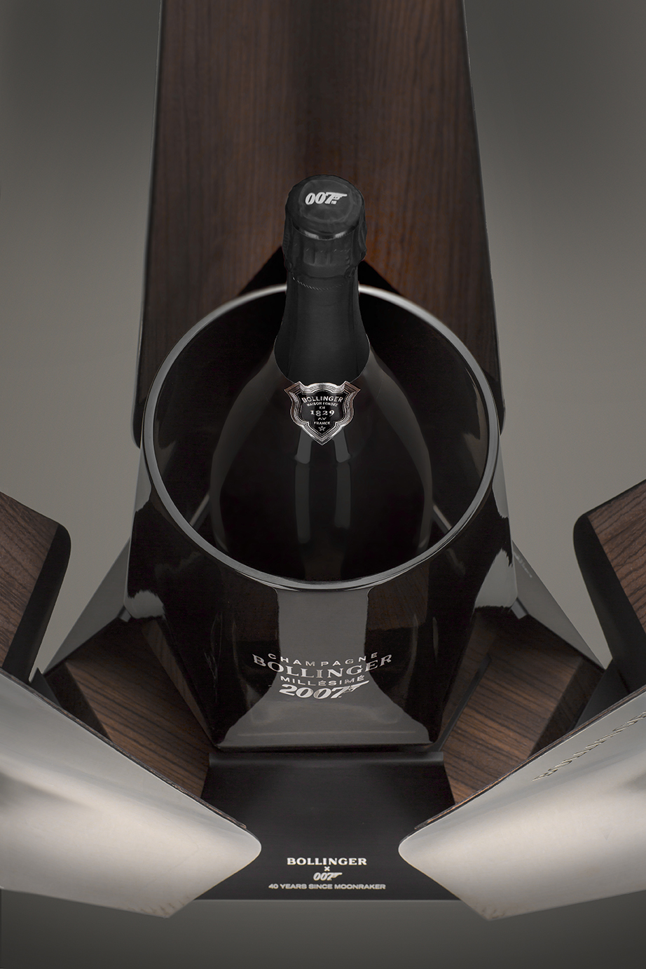 BOLLINGER_Moonraker-007_DESIGN-PRODUIT_Spiritueux-Champagne-James-Bond-Crystalerie-Saint-Louis-Anniversaire-40-ansPLANET-DESIGN-PARIS-Eric-Berthes_06.jpg