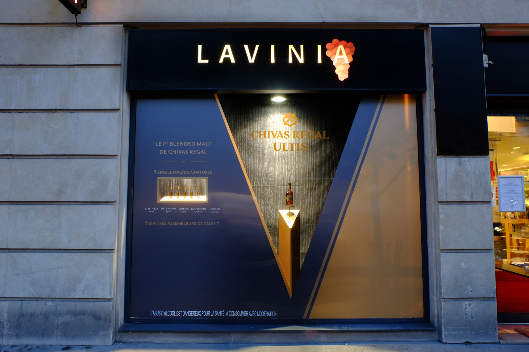 CHIVAS-ULTIS_Vitrine-Lavinia-Madeleine_DESIGN-ESPACE_archi-interieur-designer-decorateur_PLANET-DESIGN-PARIS-Eric-Berthes_02.jpg